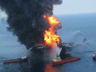 800px-Deepwater_Horizon_offshore_drilling_unit_on_fire_2010.jpg