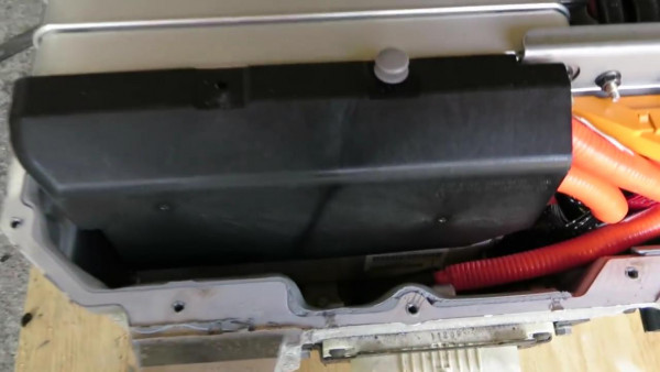 Inside the Renault Kangoo ZE battery box (1)[22-36-50].JPG