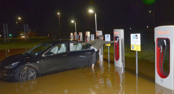 Tesla в воді.jpg